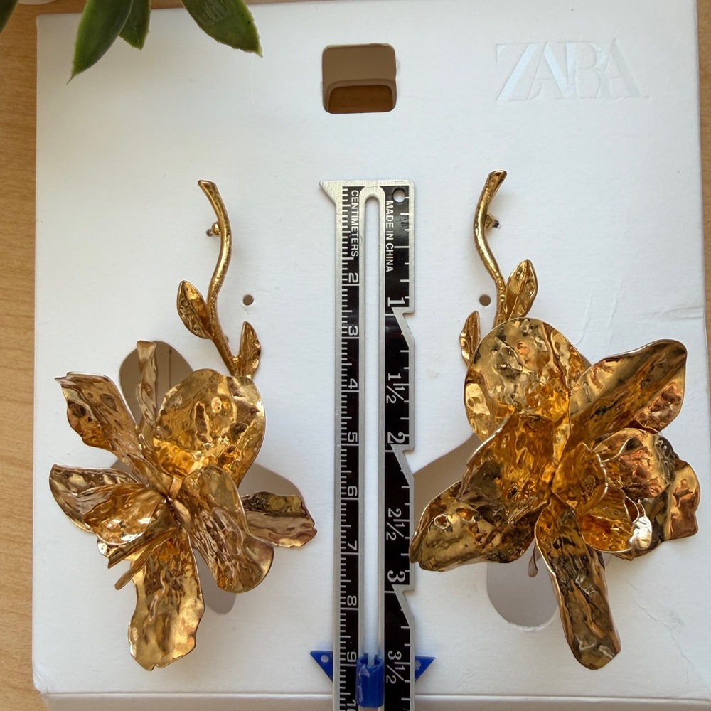 Zara Gold Textured Flower & Stem Earrings NWT - Picture 9 of 9